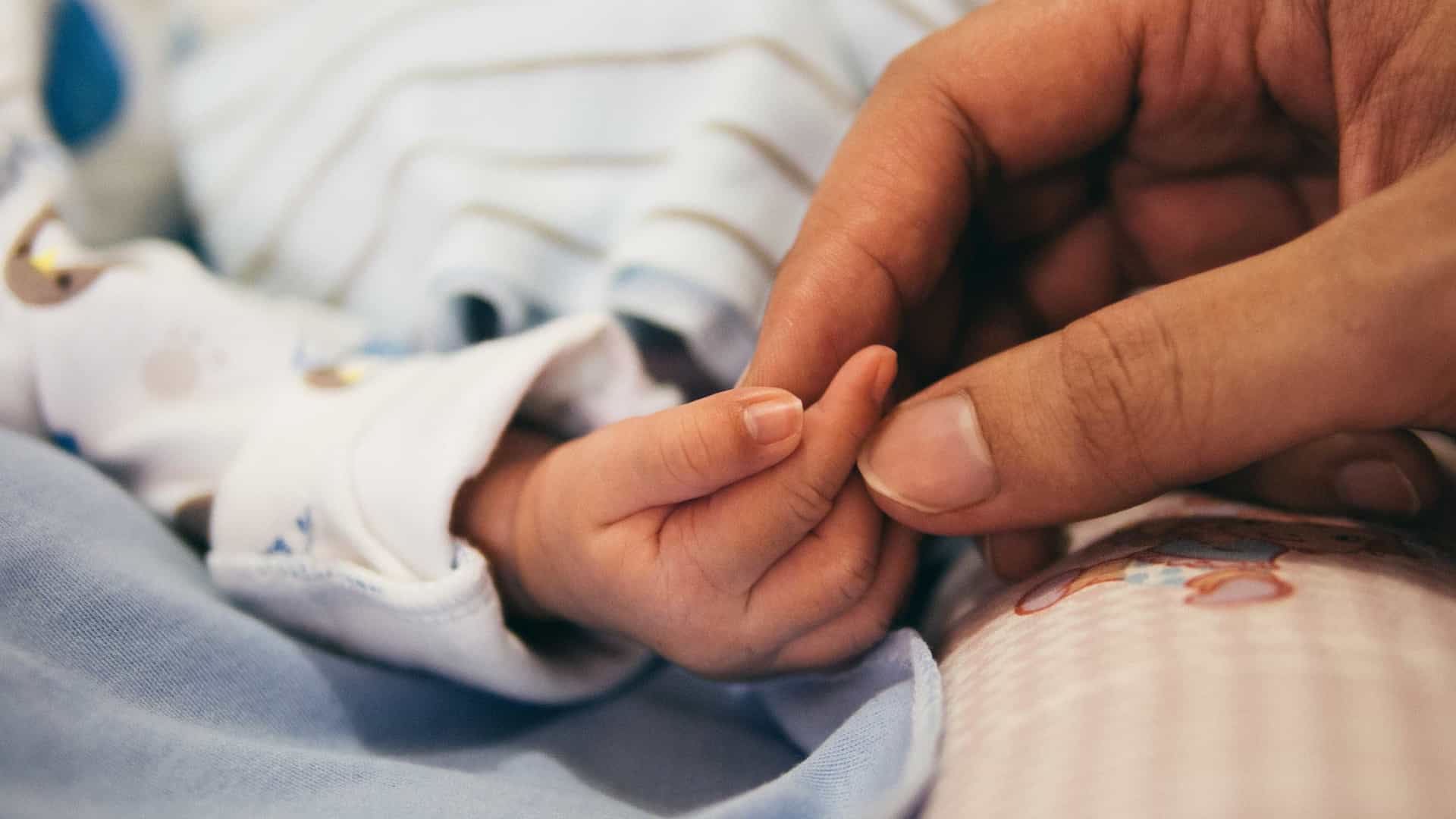 Após morte da mãe, recém-nascida é diagnosticada com coronavírus