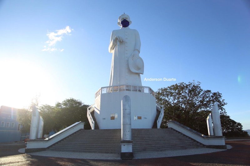 Monumento do Padre Cícero ganha máscara facial para conscientizar população sobre o Covid19