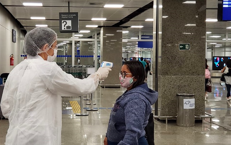 Barreiras sanitárias em aeroportos são fundamentais para impedir a transmissão da doença