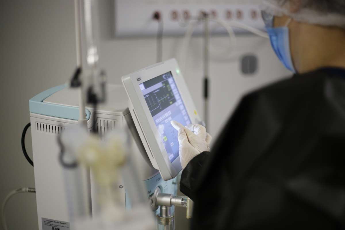 Novos respiradores salvam vidas no Sertão Central; Hospital de campanha na fase final