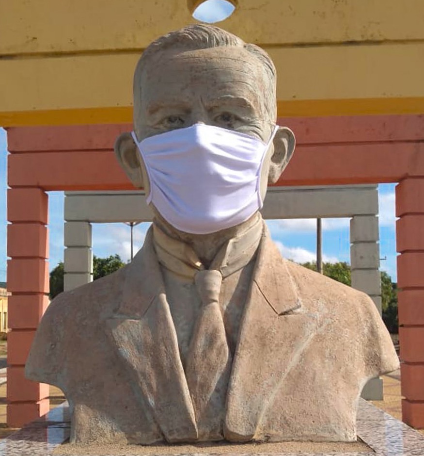 Monumentos de Várzea Alegre recebem máscaras e incentivam a luta contra o novo coronavírus