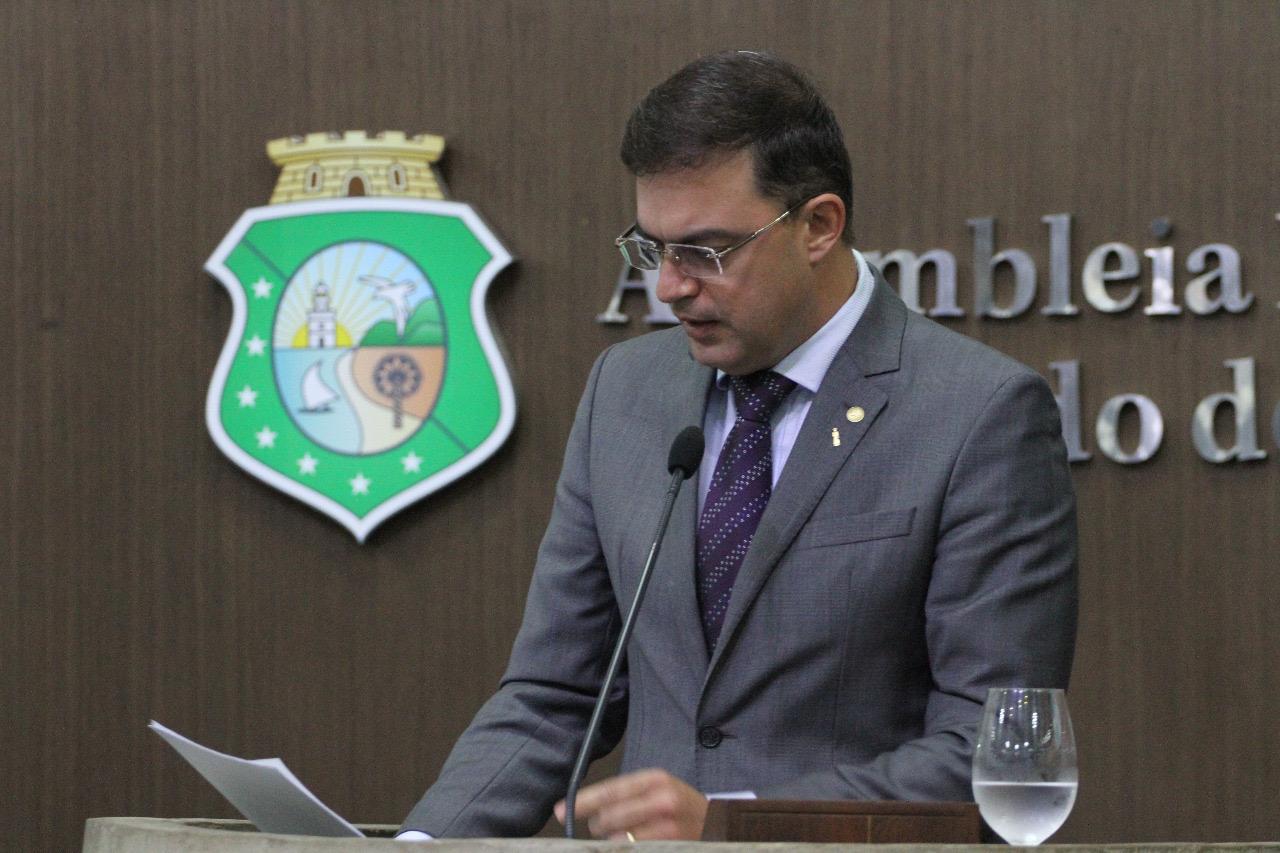 PL que determina redução de mensalidade em escolas do Ceará tem coautoria de Fernando Santana