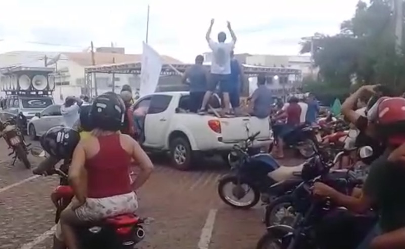 Contrariando decreto, populares fazem aglomeração no hasteamento da bandeira de Santo Antônio
