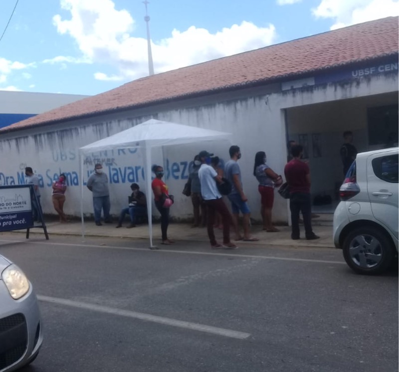 Pessoas com suspeita de covid-19 se aglomeram em filas na unidade sentinela de Juazeiro do Norte