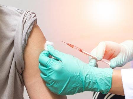Covid-19: OMS espera produção de milhões de doses da vacina neste ano