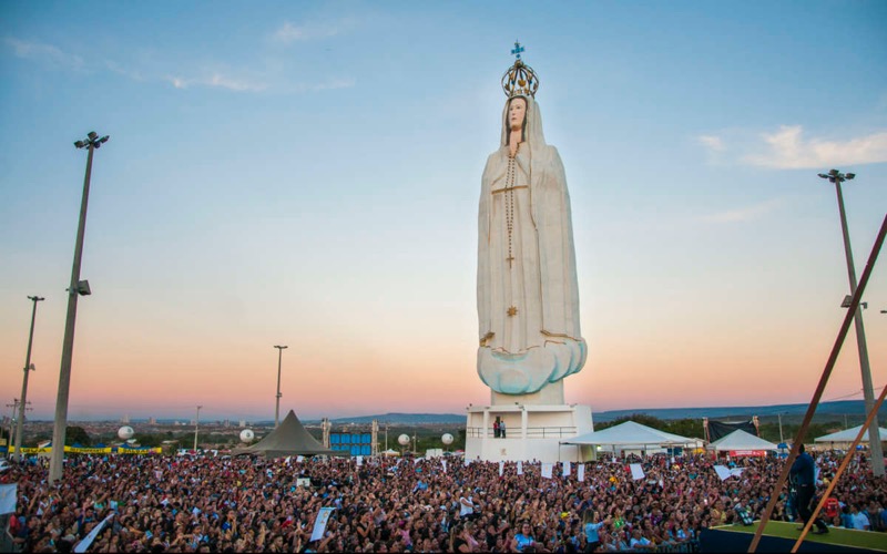 Leonardo de Luna realiza live solidária diretamente da estátua de Nossa Senhora de Fátima, no dia do aniversário do Crato