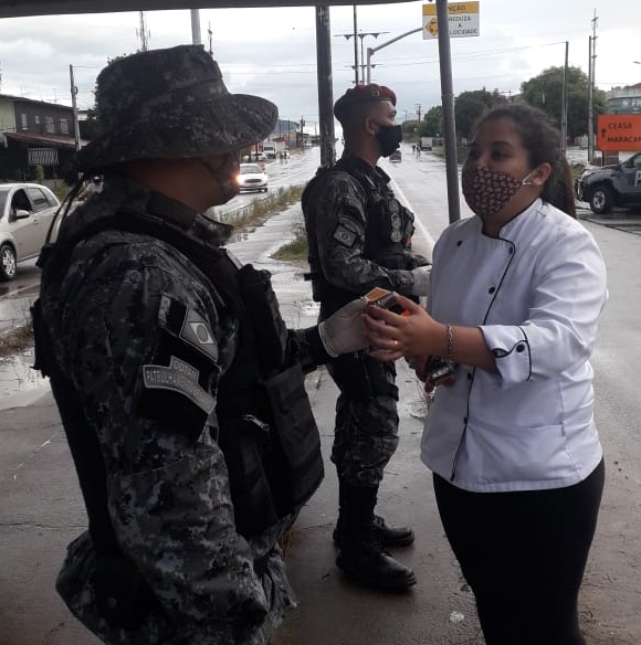 Policiais militares recebem gesto de carinho e apoio durante fiscalizações do decreto governamental em Fortaleza