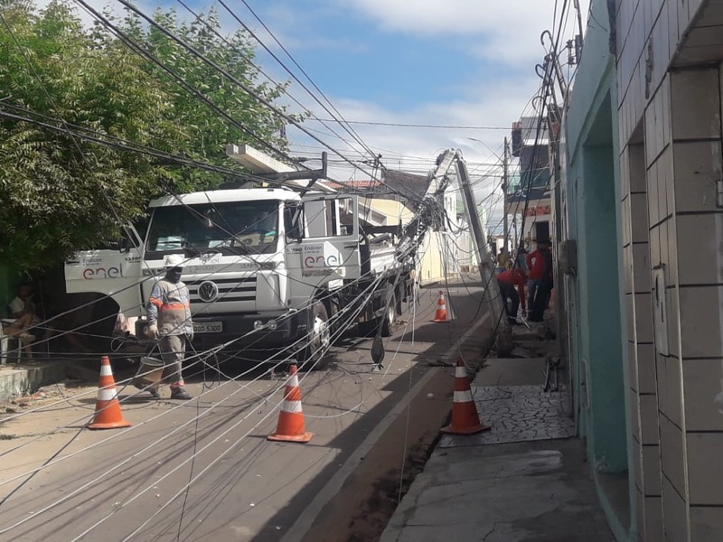 Juazeiro: caminhão de lixo colide com poste e deixa moradores sem energia elétrica