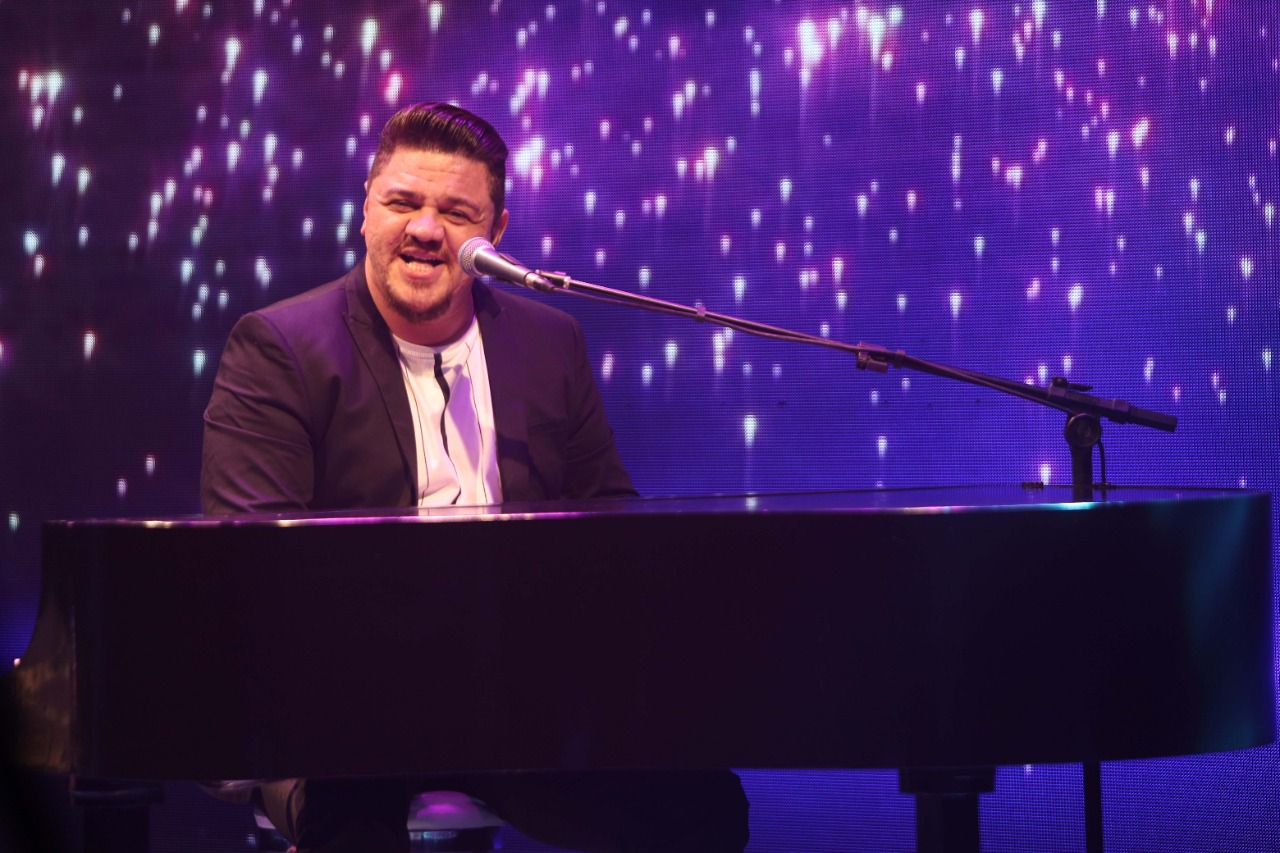 Nordestinamente clássico: Sesc Juazeiro do Norte promove live de Fábio Carneirinho cantando sucessos de Flávio Leandro