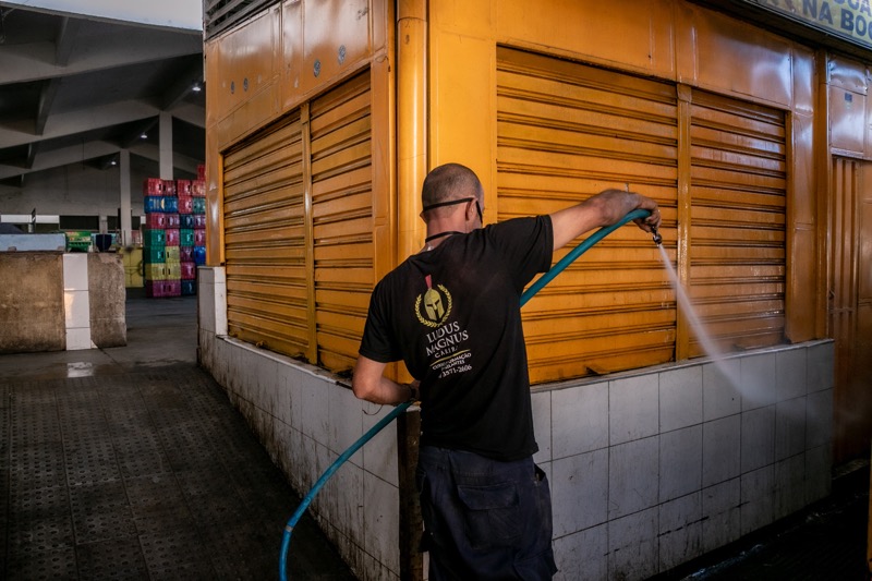 Mercados públicos de Juazeiro do Norte são desinfectados para diminuir riscos de contaminação