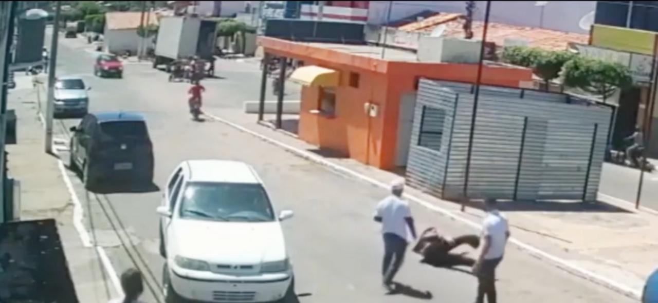Filha do prefeito de Abaiara é agredida com socos e empurrões no meio da rua