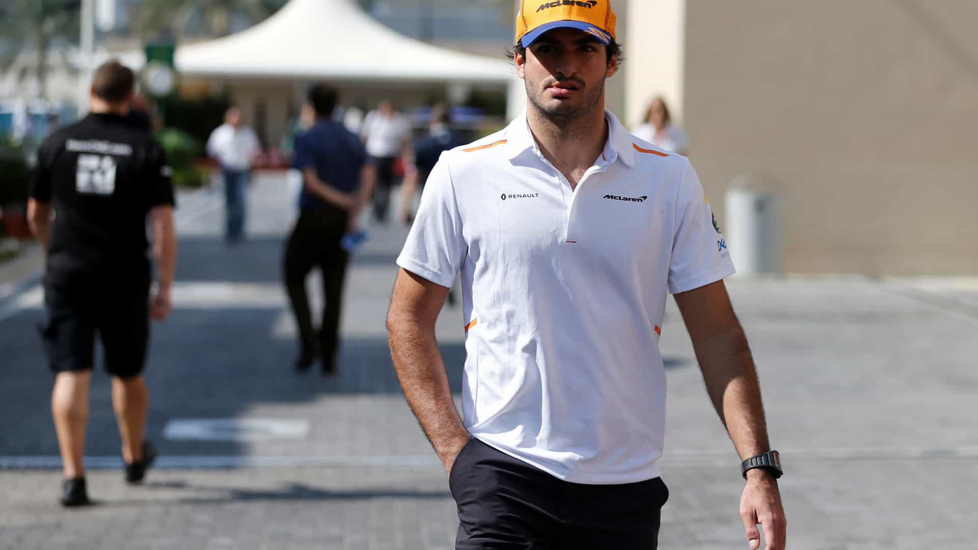 Chefe da McLaren pede desculpas por ‘destruir’ corrida de Sainz