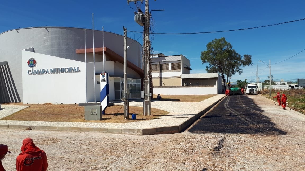 Ruas do entorno da nova Câmara de Juazeiro recebem asfaltamento