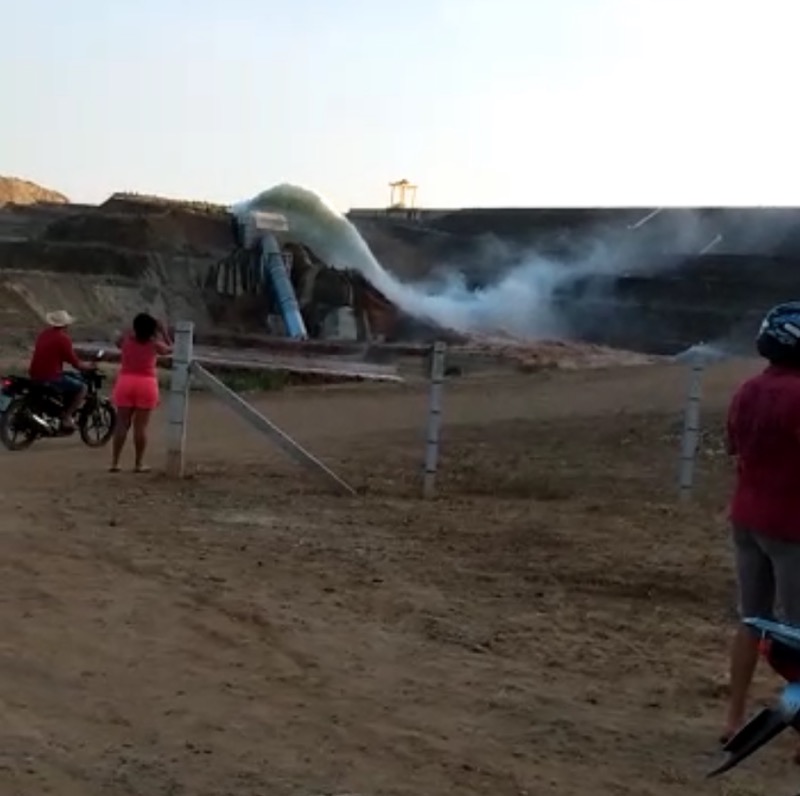 Tubulação da barragem do Jati rompe e água ameaça residências