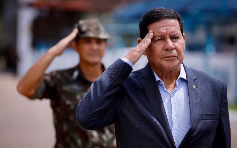 Mourão diz ser contra permissão para militares receberem acima do teto