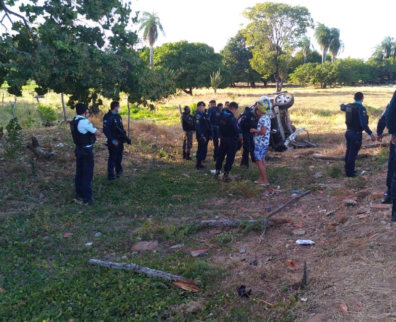 Viatura da PM capota durante perseguição em Juazeiro do Norte