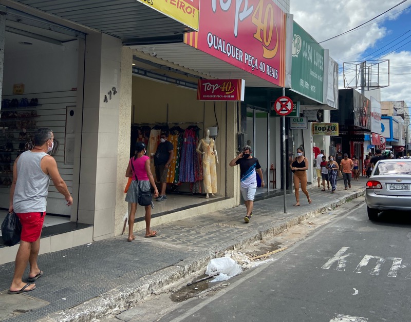 Reabertura do comércio leva dezenas de pessoas à Rua São Pedro em Juazeiro do Norte