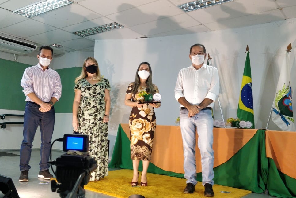 Camilo premia Zé Ailton por bons resultados na educação municipal