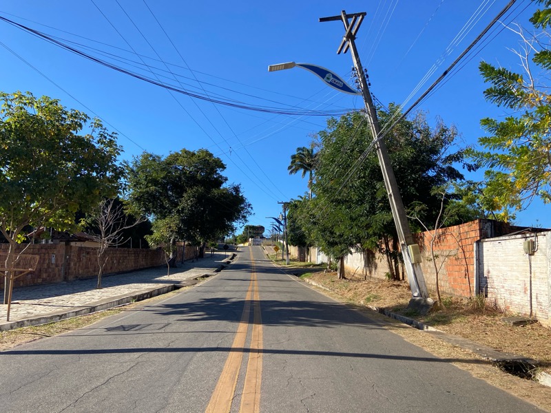 Crato: moradores reclamam de poste na iminência de cair e acusam Enel de negligência