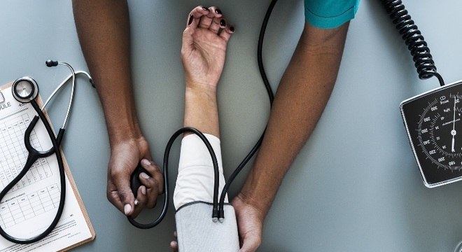 Covid-19 pode trazer à tona doenças silenciosas, como pressão alta