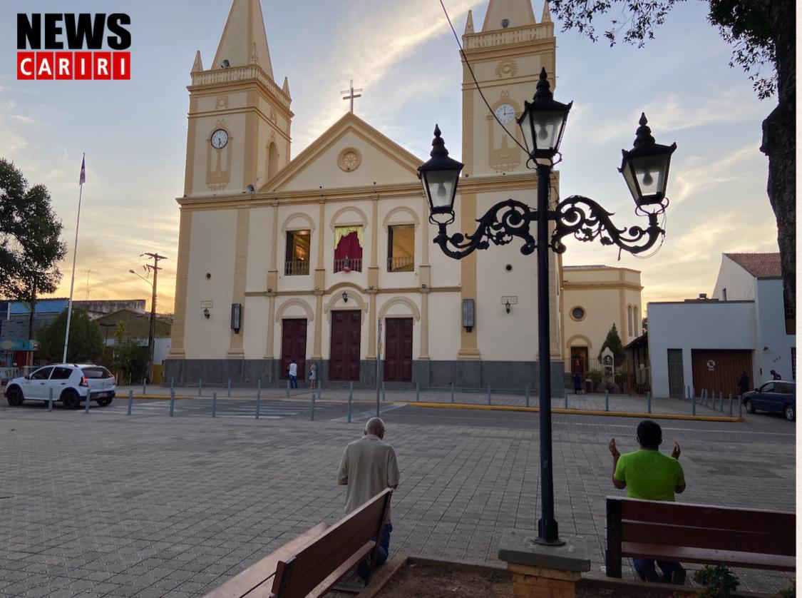 Coronavírus: mesmo com portas fechadas, fiéis fazem oração em frente à Igreja da Sé em Crato