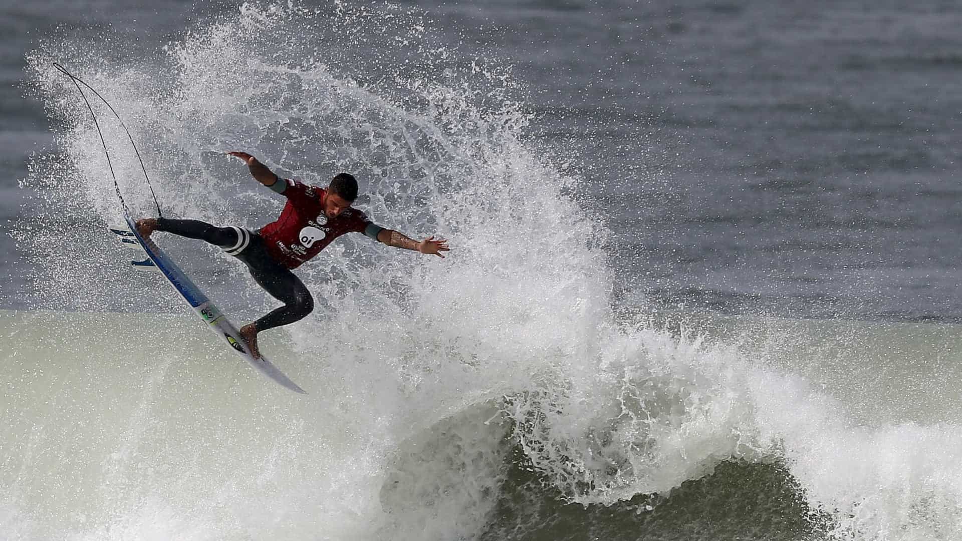 Filipinho leva título em exibição no rancho de Kelly Slater