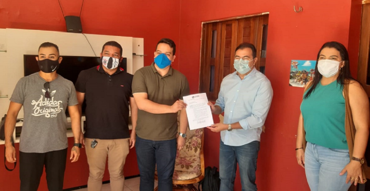 Em Santana do Cariri, prefeito apresenta solicitações do município ao deputado federal Idilvan Alencar