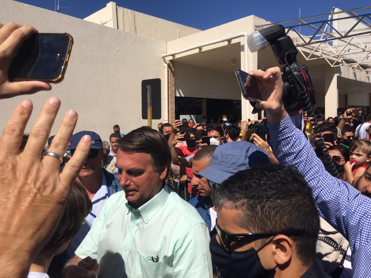 Em passagem por Juazeiro do Norte, Bolsonaro cumprimenta apoiadores no Aeroporto Orlando Bezerra