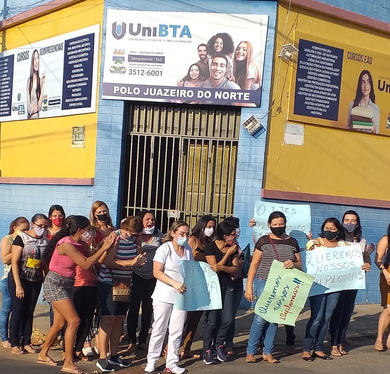 Juazeiro: Após 3 anos da conclusão de curso, alunos realizam manifestação por não receberem certificado