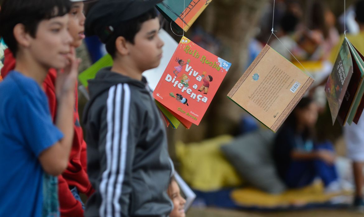 Livros ganham versão em diferentes formatos de leitura inclusiva