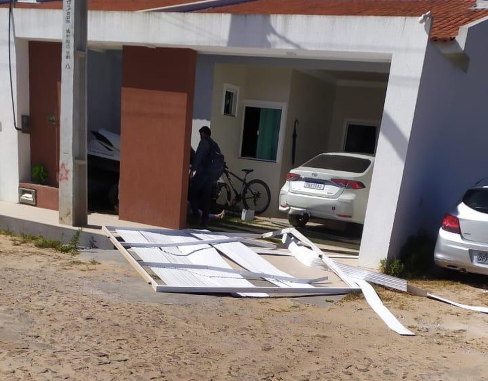 Mulher invade casa e atropela amante do marido e irmã após discussão no Ceará