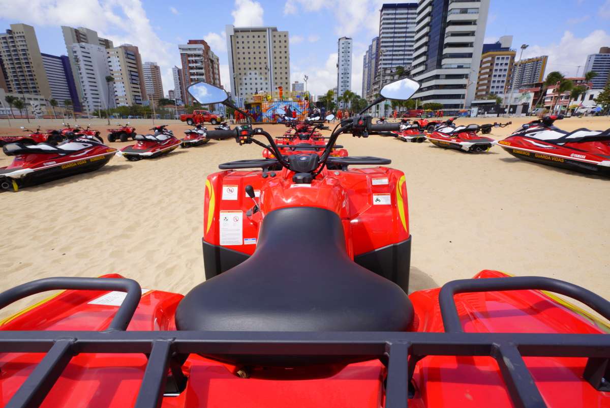 Praias do Ceará ganham mais segurança com entrega de equipamentos para o Corpo de Bombeiros