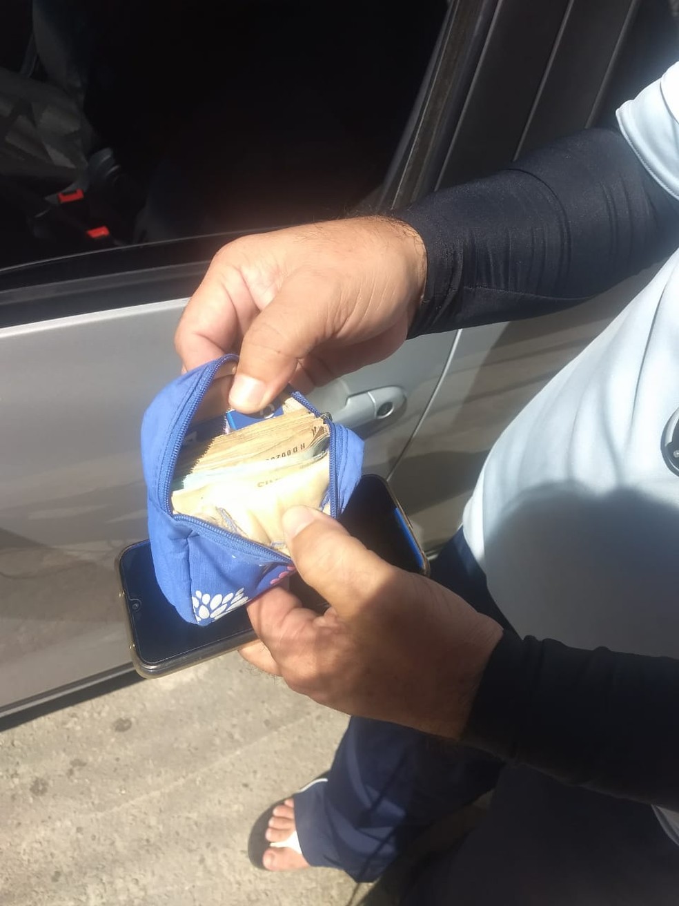 Motorista de aplicativo devolve bolsa com R$ 1.900 deixados em carro por passageira