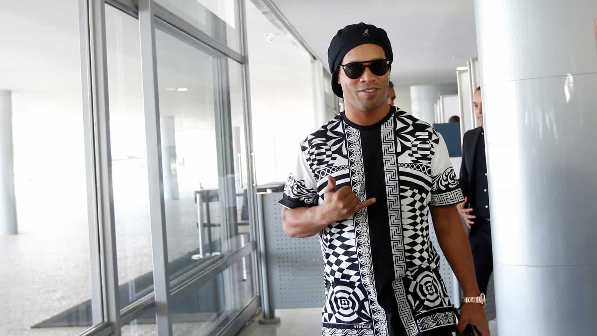 Na prisão, Ronaldinho encarou cela sem banheiro e pagou fiança milionária