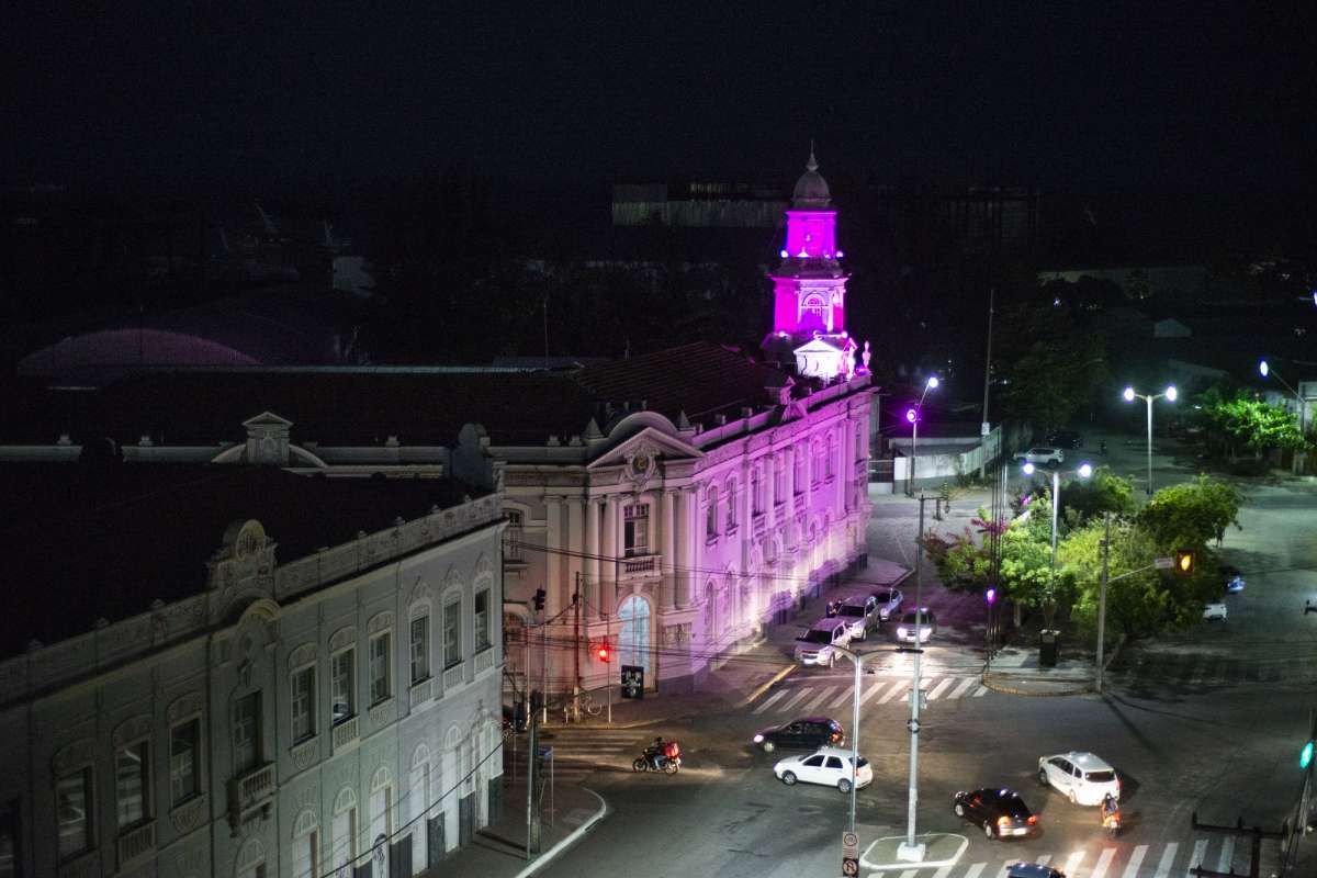 Sefaz ilumina prédio sede em adesão à campanha Outubro Rosa
