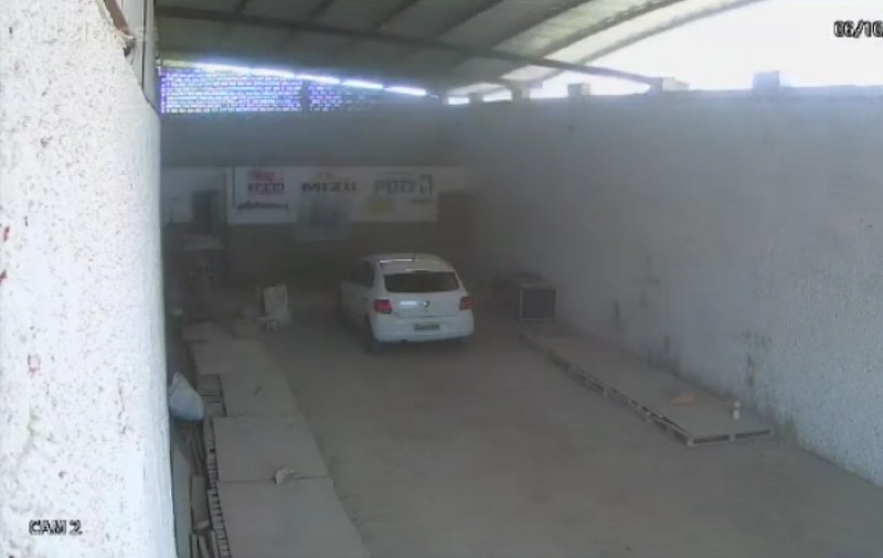 Crato: ventania derruba telhado em depósito; veja o vídeo