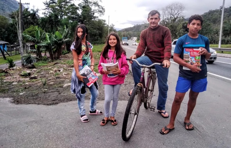 Pai pedala 28 km de um estado a outro toda semana para buscar tarefas dos filhos