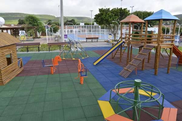 Governo do Ceará inaugura areninhas em cinco municípios e Praça Mais Infância em Juazeiro do Norte