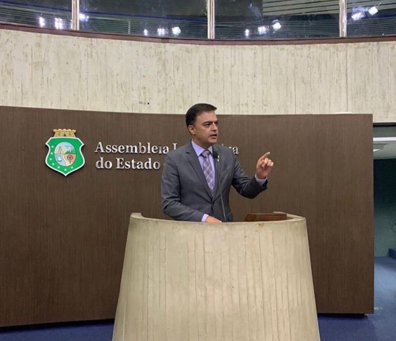 AL aprova projeto de Fernando Santana que prevê oferta de psicólogos nas escolas