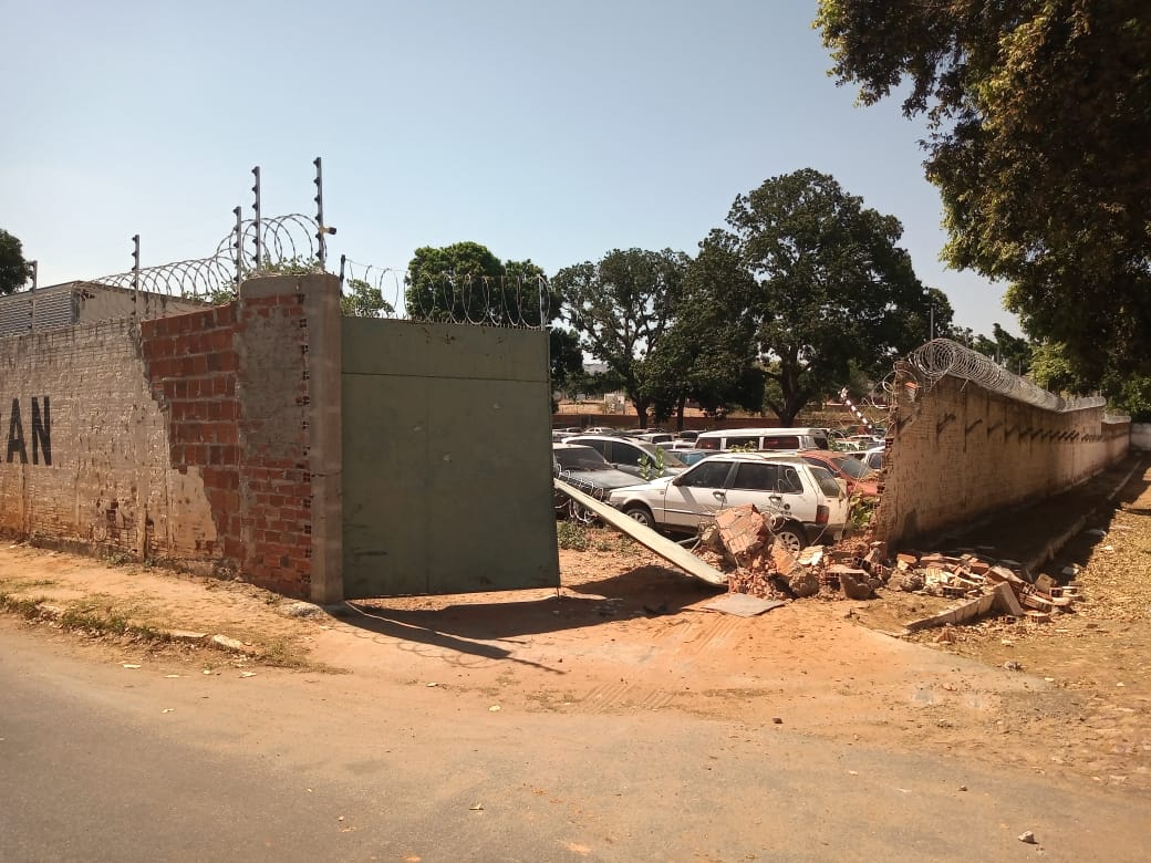 Muro do depósito do Demutram de Juazeiro do Norte cai e veículos ficam propícios à saqueamento
