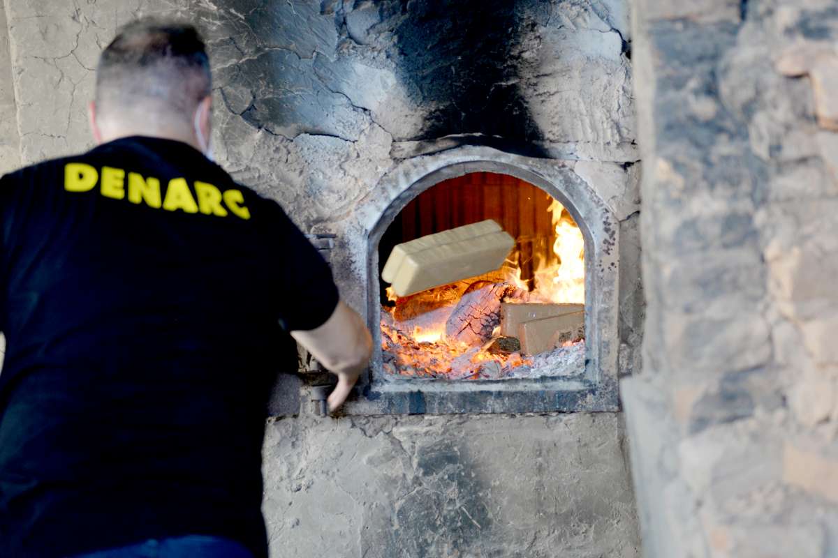 Polícia Civil realiza maior incineração de drogas este ano no Ceará com 5,5 toneladas
