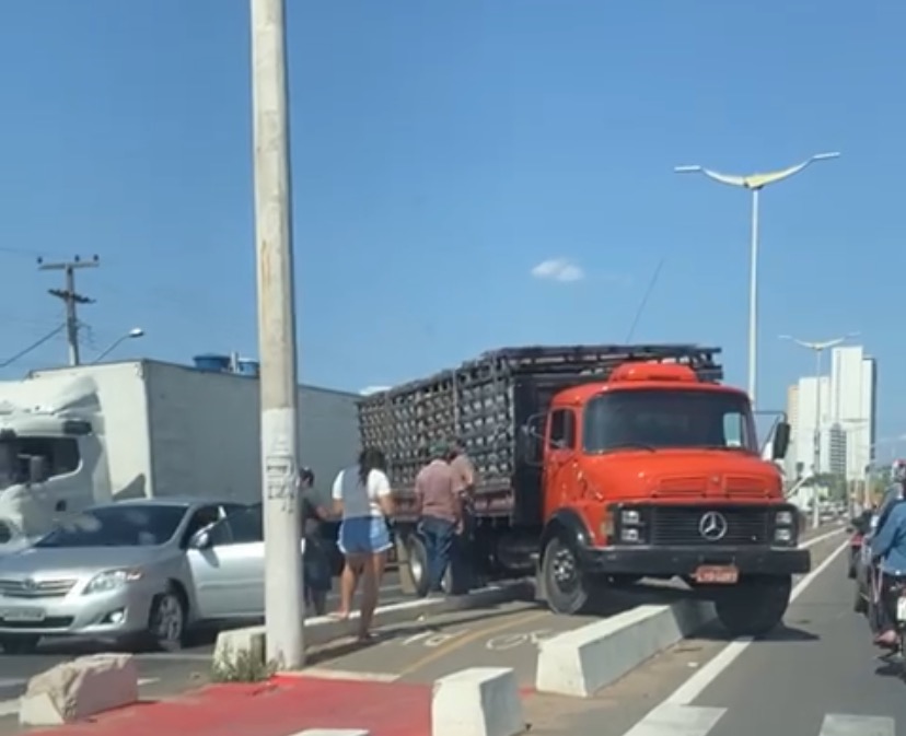 Caminhão perde controle e atinge canteiro central na Av. Padre Cícero