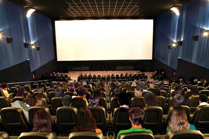 Entenda quais são os riscos de pegar covid-19 em uma sessão de cinema
