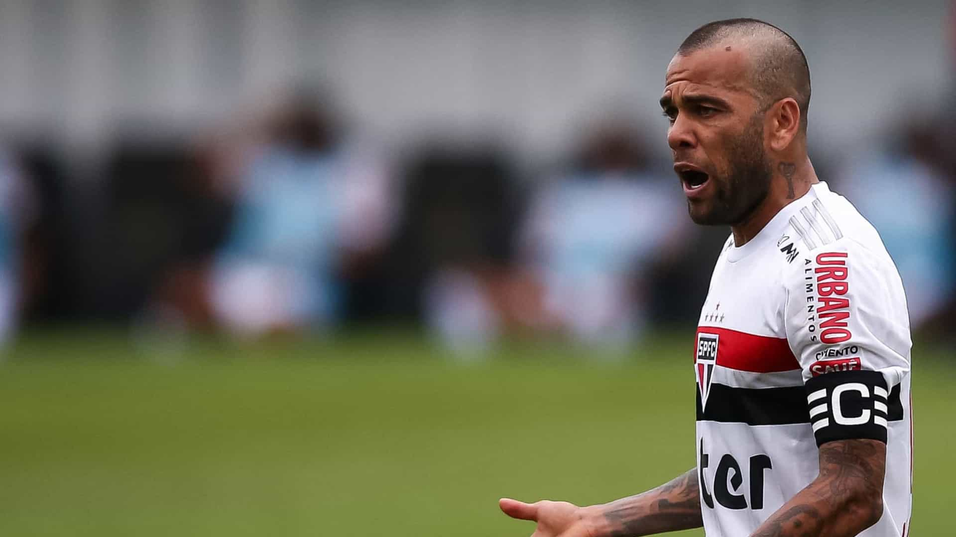 Daniel Alves pode voltar à lateral e ‘atrapalhar’ esquema de Fernando Diniz