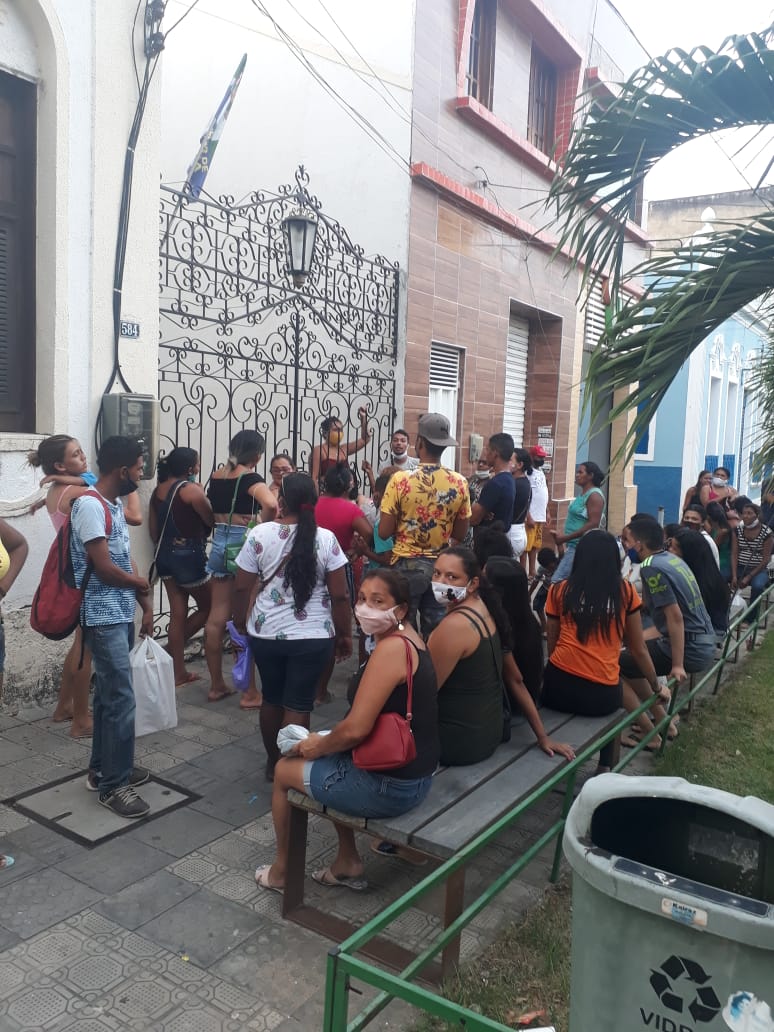 Crato: temendo calote, militantes protestam em frente à casa de Zé Adega