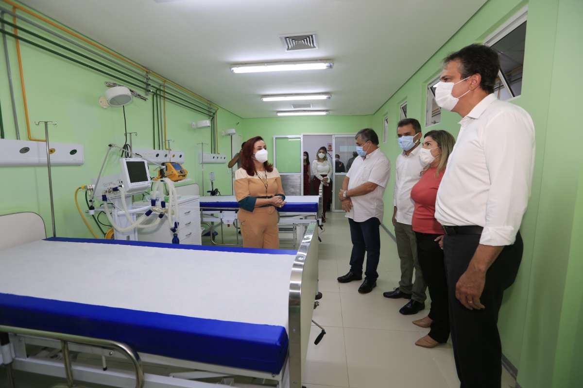 Crato: Camilo inaugura Policlínica e assina ordem de serviço para construção de Centro Cultural