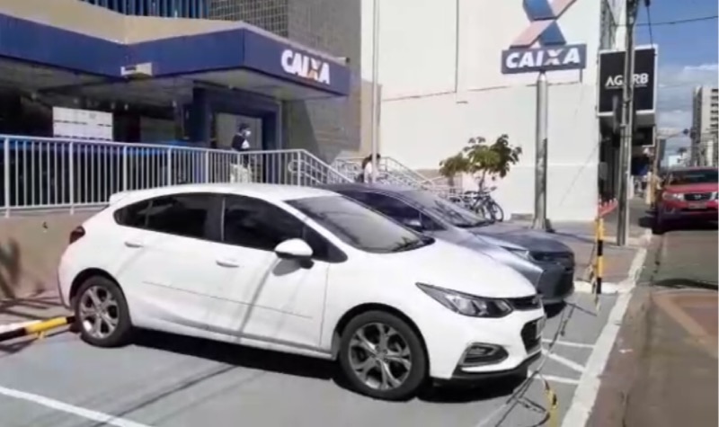 Caixa acaba com estacionamento de idosos e deficientes na rua da Conceicão, em Juazeiro