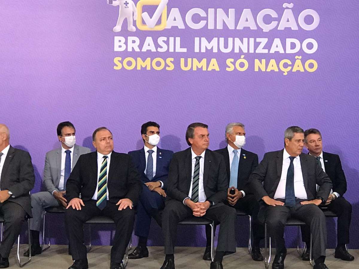 Ceará deve receber 1,7 milhão de doses no primeiro semestre de 2021, afirma Camilo Santana