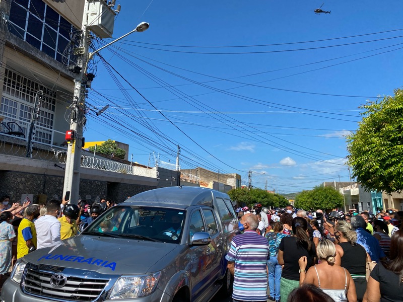 Comoção marca cortejo de despedida a Normando Sóracles