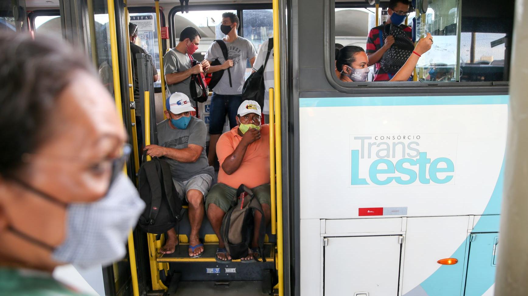 Covid: Pneumologista diz que, mesmo com vacina, uso de máscara deve seguir pelos próximos dois anos